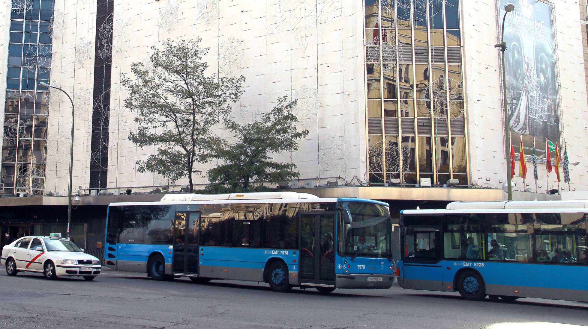 imagen de los autobuses de la EMT de Madrid junto con el taxi